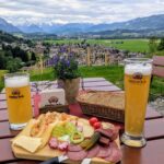 Allgäuer Brotzeitbrettl mit Bergkäse auf der Terrasse der Sennalpe Weinberg Eck