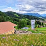 Sonnenterrasse der Sennalpe Weinberg Eck mit Blick über Burgberg im Allgäu