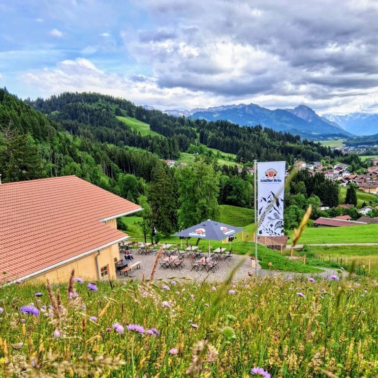 Sonnenterrasse der Sennalpe Weinberg Eck mit Blick über Burgberg im Allgäu